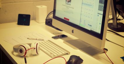 A desk with an Imac computer